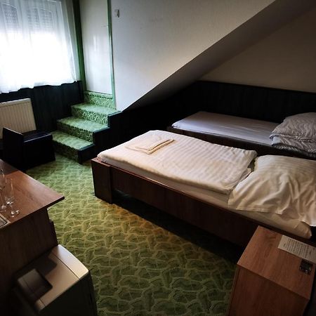 Komplex -Rendezvenytermek-Panzio-Apartman-Irodak- Матесалка Екстериор снимка