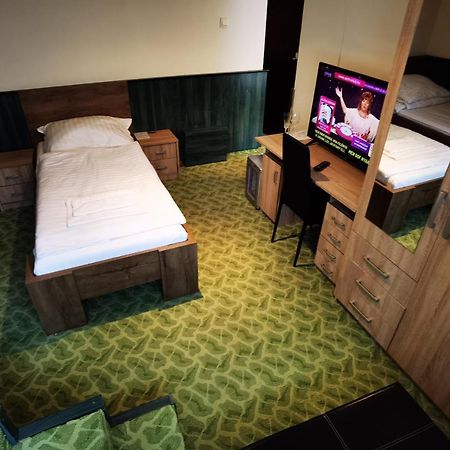 Komplex -Rendezvenytermek-Panzio-Apartman-Irodak- Матесалка Екстериор снимка
