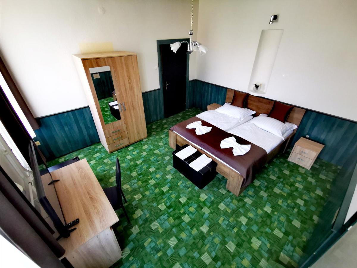 Komplex -Rendezvenytermek-Panzio-Apartman-Irodak- Матесалка Екстериор снимка