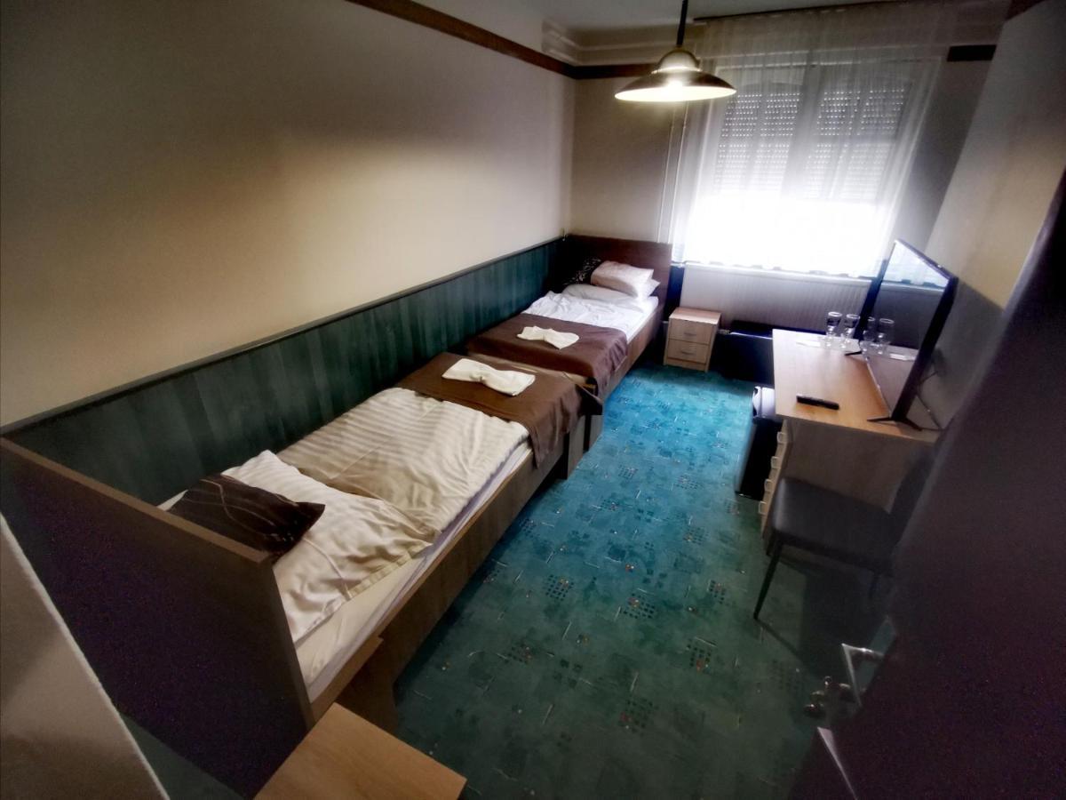 Komplex -Rendezvenytermek-Panzio-Apartman-Irodak- Матесалка Екстериор снимка