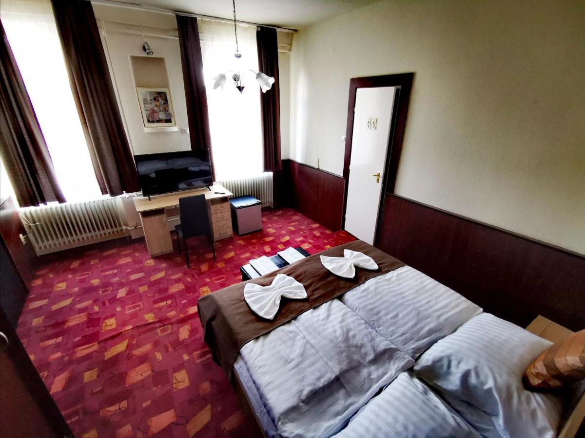 Komplex -Rendezvenytermek-Panzio-Apartman-Irodak- Матесалка Екстериор снимка