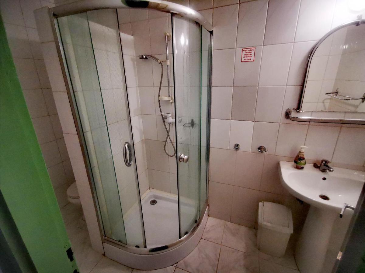 Komplex -Rendezvenytermek-Panzio-Apartman-Irodak- Матесалка Екстериор снимка