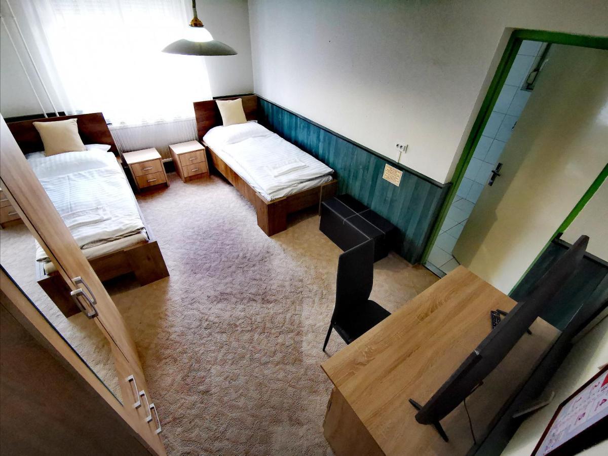 Komplex -Rendezvenytermek-Panzio-Apartman-Irodak- Матесалка Екстериор снимка