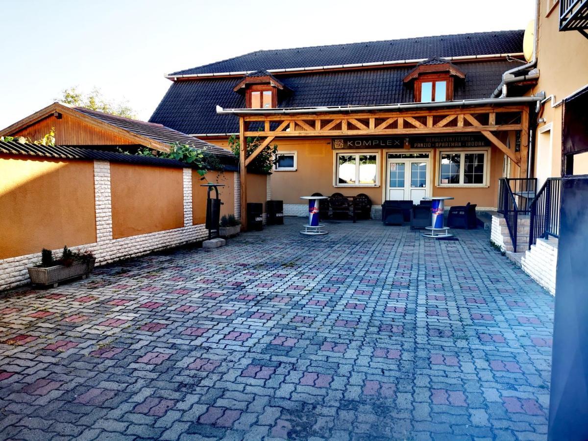 Komplex -Rendezvenytermek-Panzio-Apartman-Irodak- Матесалка Екстериор снимка