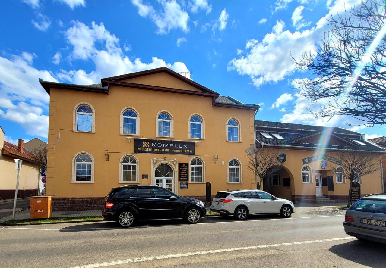 Komplex -Rendezvenytermek-Panzio-Apartman-Irodak- Матесалка Екстериор снимка