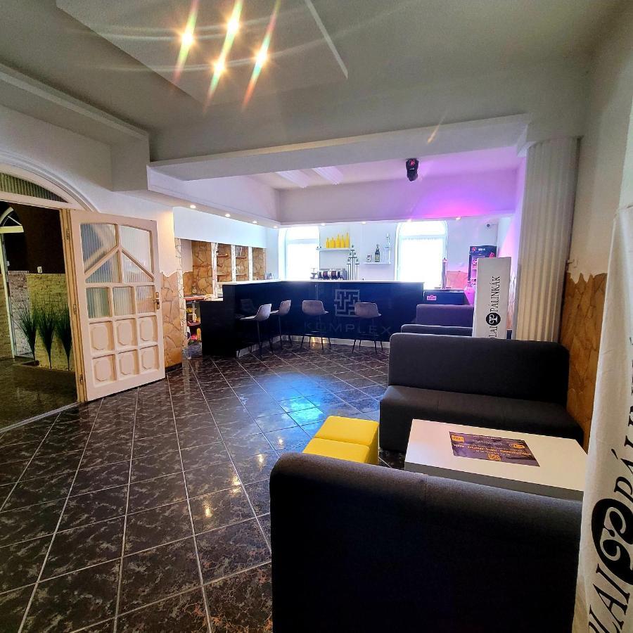 Komplex -Rendezvenytermek-Panzio-Apartman-Irodak- Матесалка Екстериор снимка