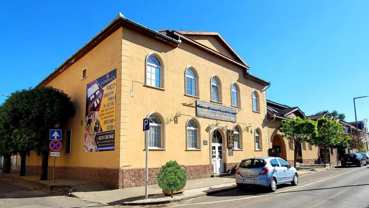 Komplex -Rendezvenytermek-Panzio-Apartman-Irodak- Матесалка Екстериор снимка