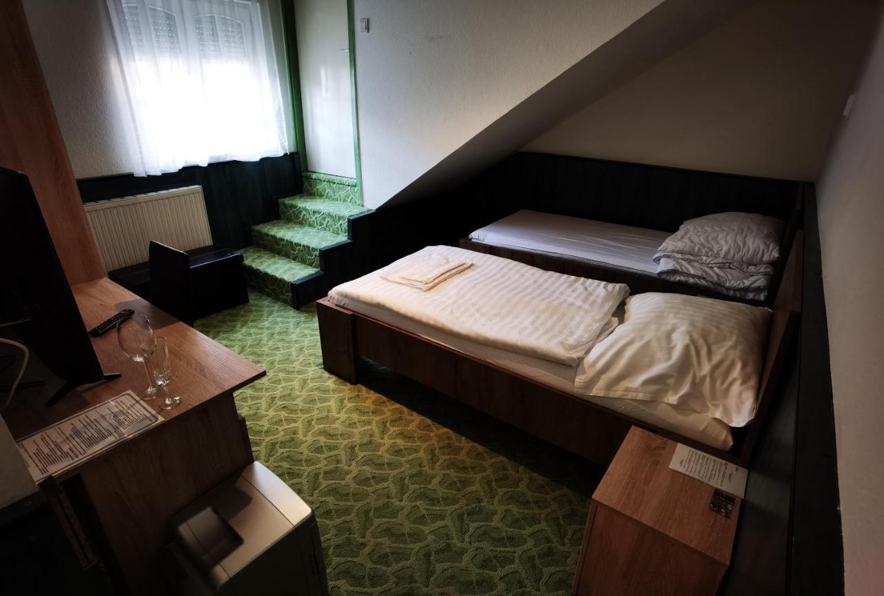 Komplex -Rendezvenytermek-Panzio-Apartman-Irodak- Матесалка Екстериор снимка