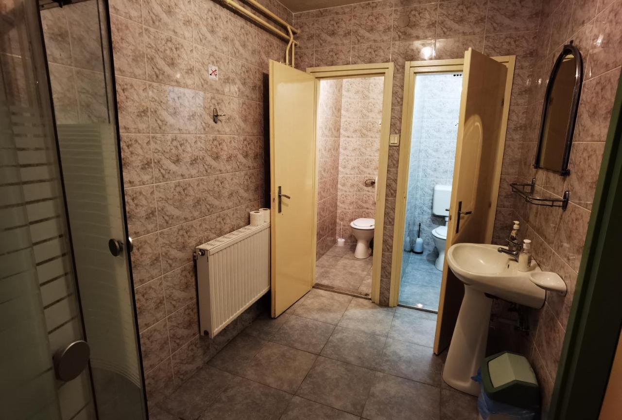 Komplex -Rendezvenytermek-Panzio-Apartman-Irodak- Матесалка Екстериор снимка