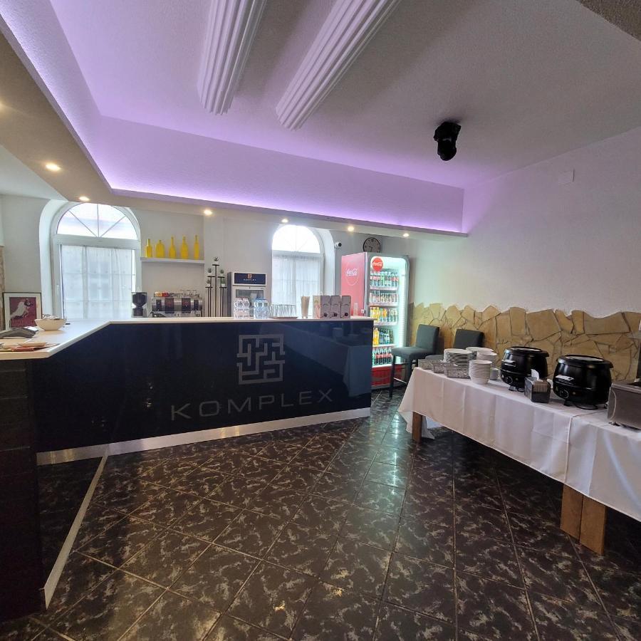 Komplex -Rendezvenytermek-Panzio-Apartman-Irodak- Матесалка Екстериор снимка